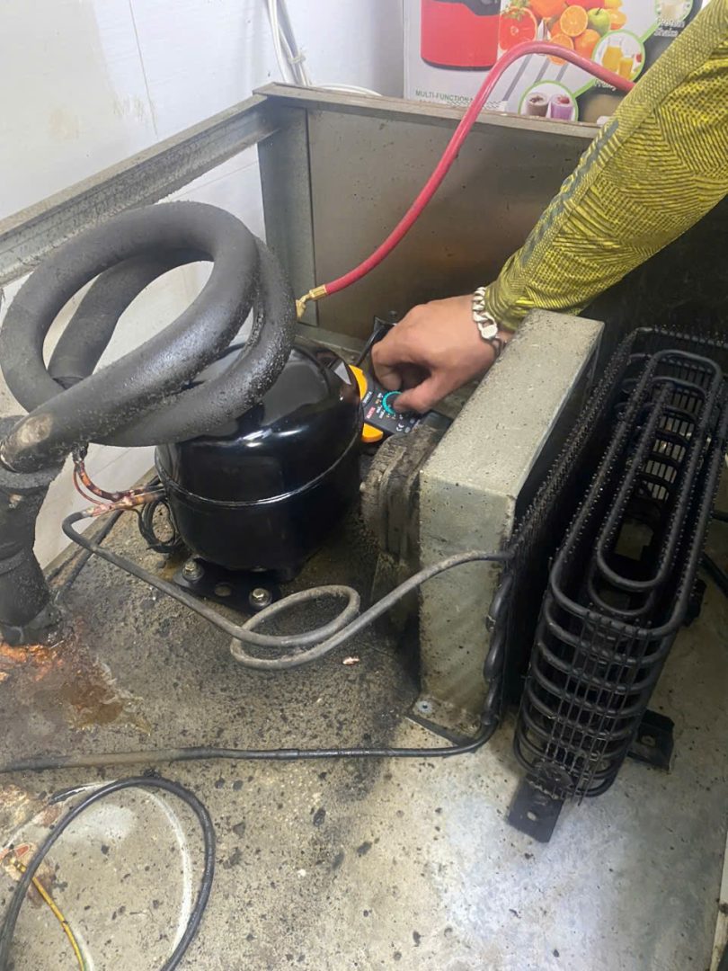 thợ kiểm tra gas điều hòa khi bị xì