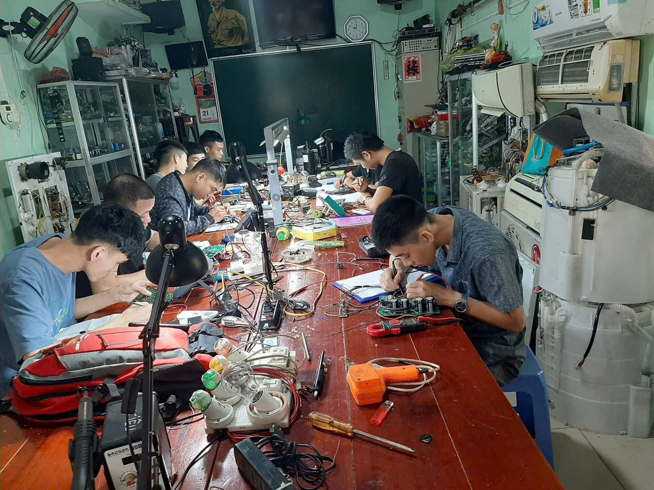 đội ngũ kỹ thuật sửa chữa linh kiện tại trung tâm đội ngũ kỹ thuật sửa chữa linh kiện tại trung tâm