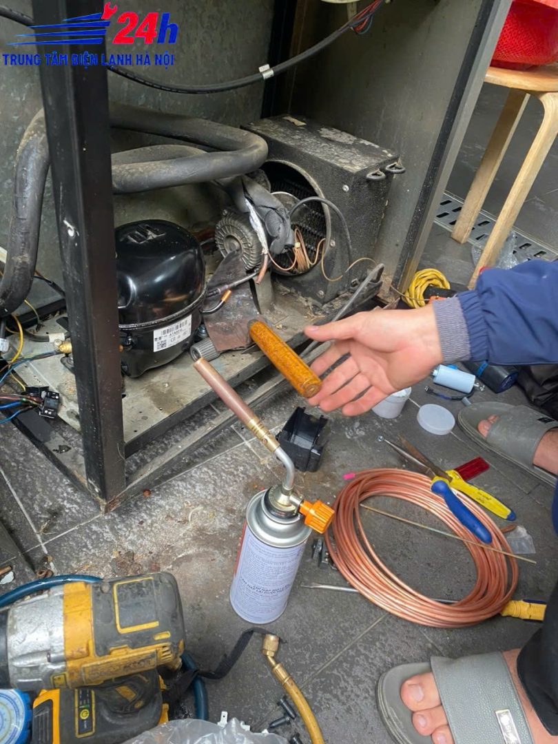 kiểm tra gas tủ lạnh đang gặp sự cố