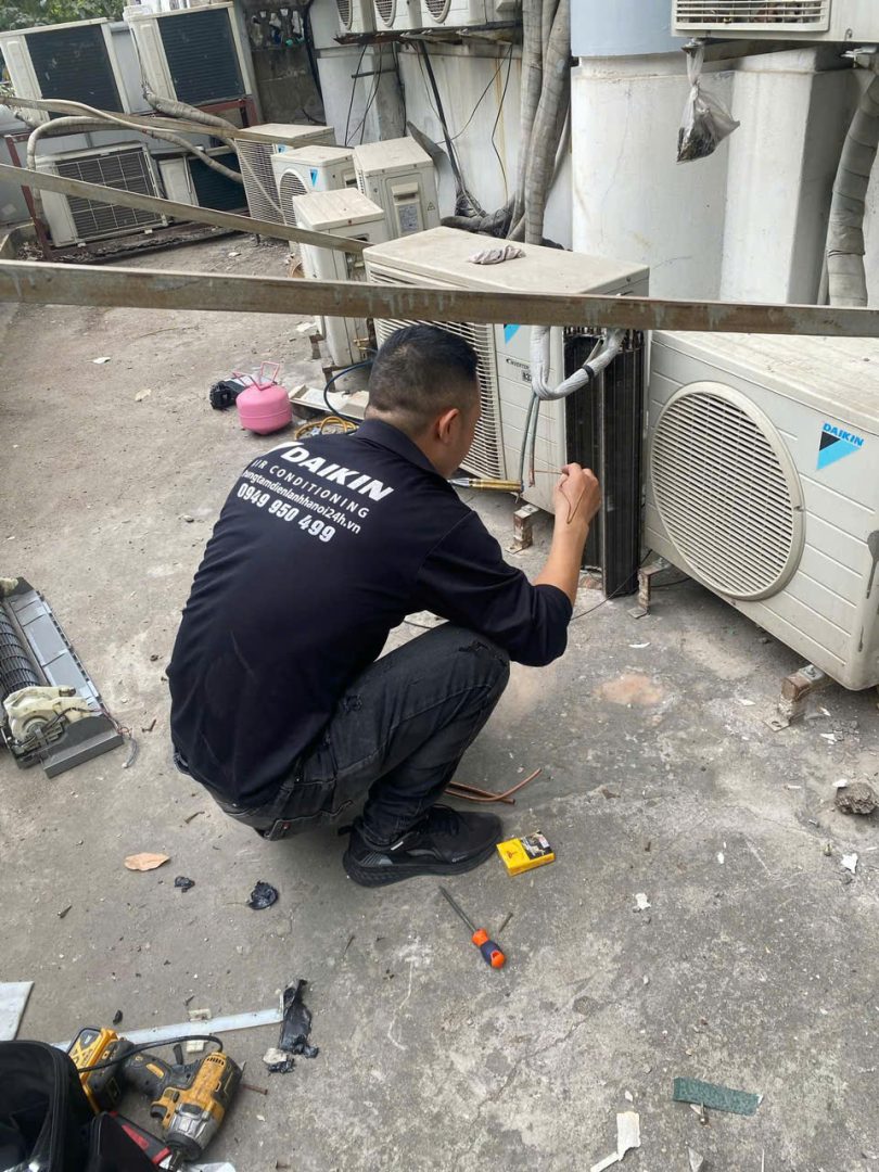 Kỹ thuật viên đang kiểm tra sự cố điều hòa tại nhà
