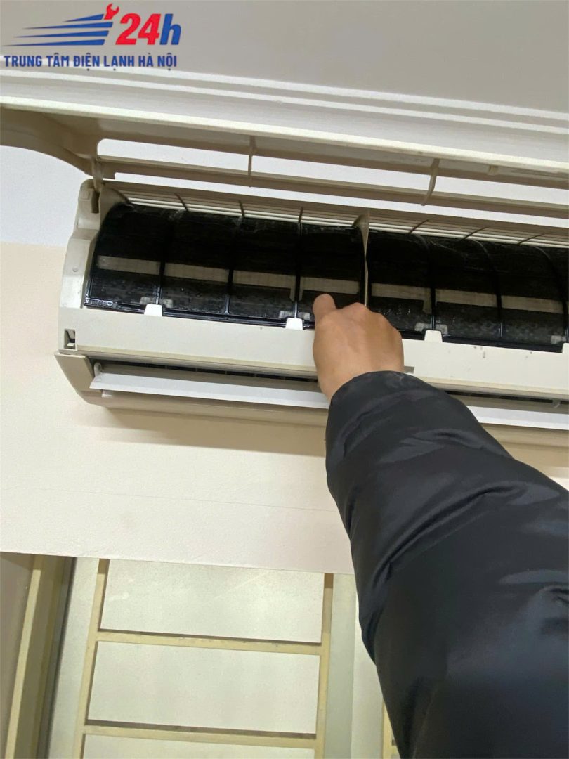 thợ kiểm tra điều hòa gặp tình trạng không mát