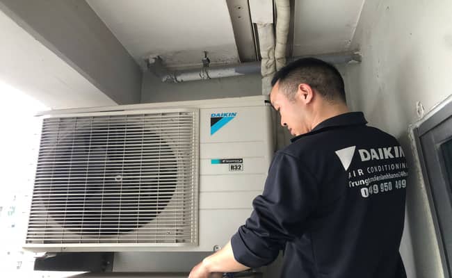 Kỹ thuật viên vệ sinh dàn lạnh điều hòa tại căn hộ Royal City, giúp máy hoạt động hiệu quả hơn Kỹ thuật viên vệ sinh dàn lạnh điều hòa tại căn hộ Royal City, giúp máy hoạt động hiệu quả hơn