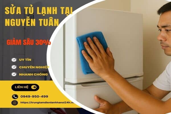 Thợ điện lạnh đang lau chùi vệ sinh tủ lạnh sạch sẽ tại nhà khách hàng