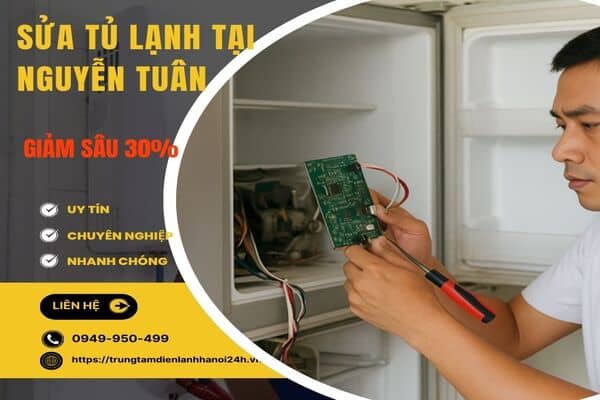 Thợ sửa tủ lạnh tại nhà đang tháo board mạch điện tử để kiểm tra và sửa chữa